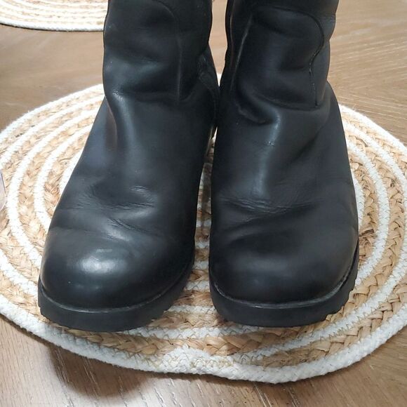 UGG Greenfield Black ZIP/ metal Ugg logo EUC SZ 9, PRISTINE - Picture 7 of 10